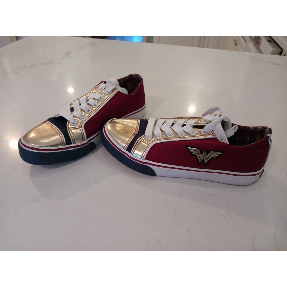 Wonder Woman Ground Up Woman’s Canvas Sneakers Size 7 Pre Owned EUC Condition